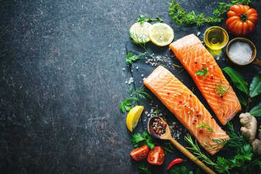 aromatik otlar, baharatlar ve sebzeler taze somon fileto