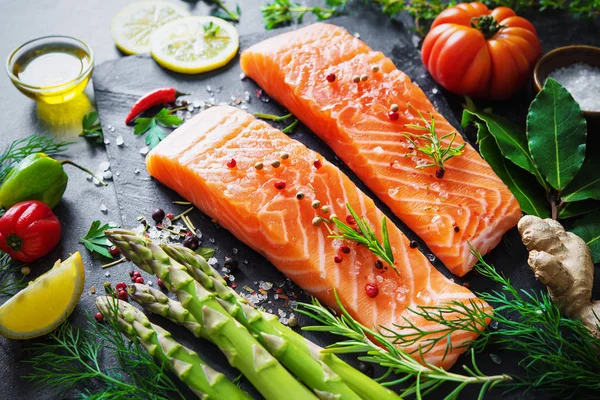 Filete de salmón fresco con hierbas aromáticas, especias y verduras —  Fotos de Stock