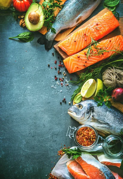 Assortment of fresh fish with aromatic herbs, spices and vegetab — Stock Photo, Image