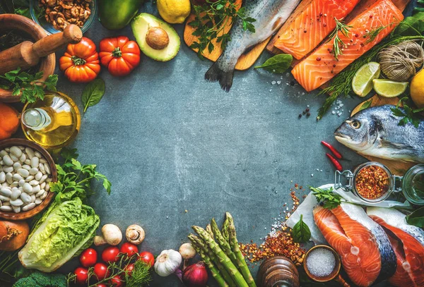 Sortimento de peixe fresco com ervas aromáticas, especiarias e vegetais — Fotografia de Stock