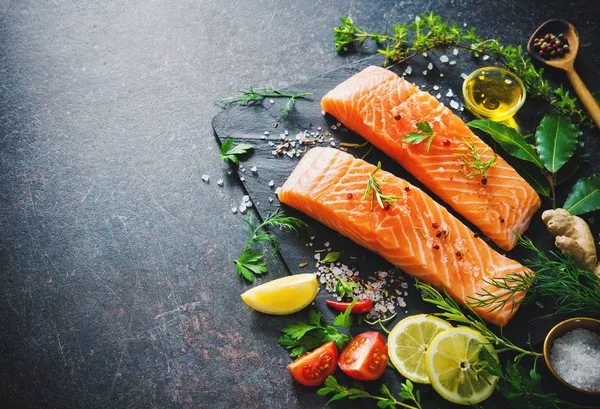 Filete de salmón fresco con hierbas aromáticas, especias y verduras —  Fotos de Stock