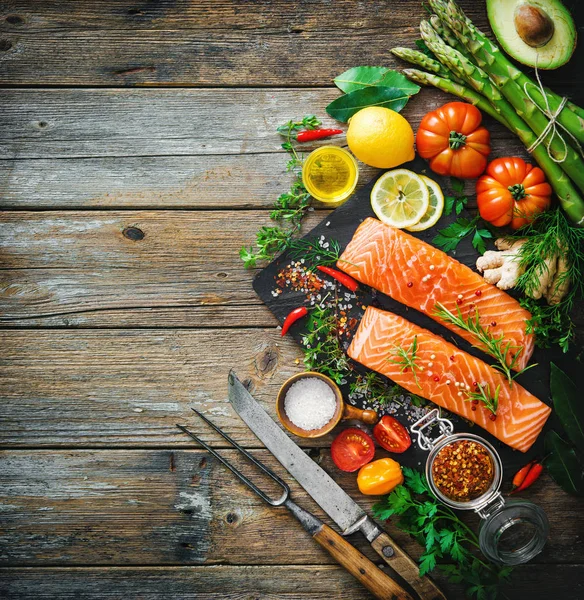 Verse zalmfilet met aromatische kruiden, specerijen en groenten — Stockfoto