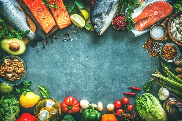 Sortimento de peixe fresco com ervas aromáticas, especiarias e vegetais — Fotografia de Stock