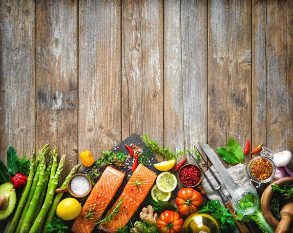 Frisches Lachsfilet mit Kräutern, Gewürzen und Gemüse — Stockfoto