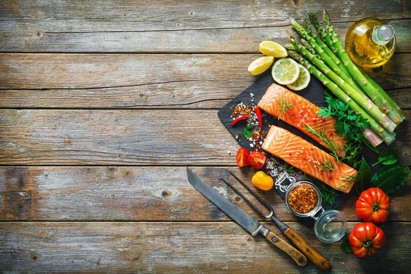 Filete de salmón fresco con hierbas aromáticas, especias y verduras —  Fotos de Stock