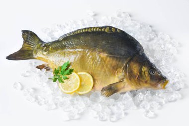 buz üstünde limonlu taze sazan