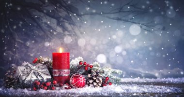 Yanan bir mum ile Advent dekorasyon