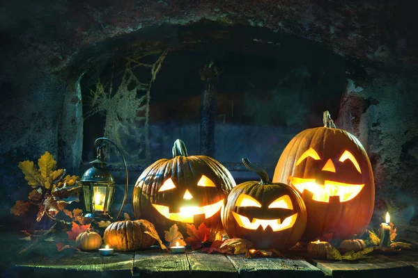 Halloweenpompoenkopkrik lantaarn — Stockfoto