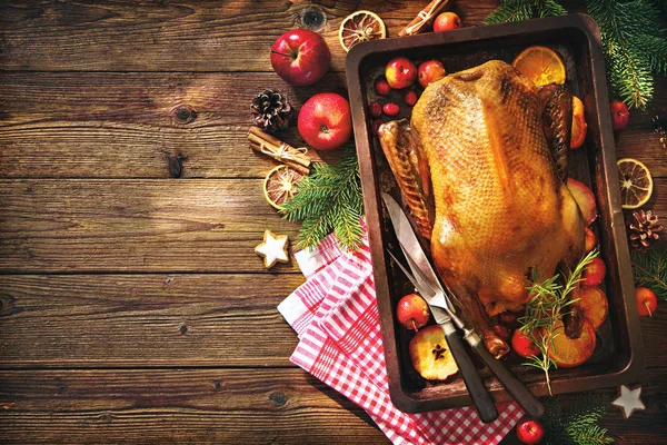 Christmas roast duck with apples and oranges on baking tray — Stock Photo, Image