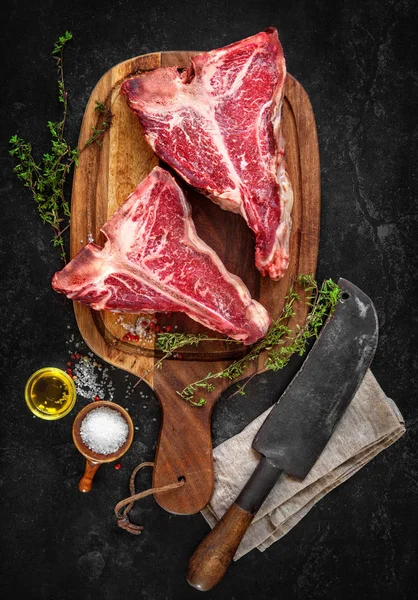 Surový suché věku t-bone steaky na gril — Stock fotografie