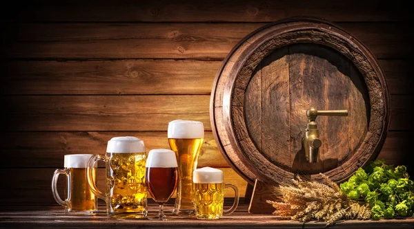Oktoberfest barril de cerveja e copos de cerveja — Fotografia de Stock