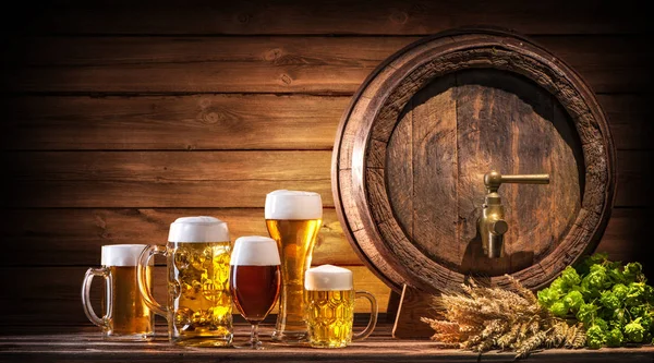 Oktoberfest beer barrel and beer glasses — Stock Photo, Image