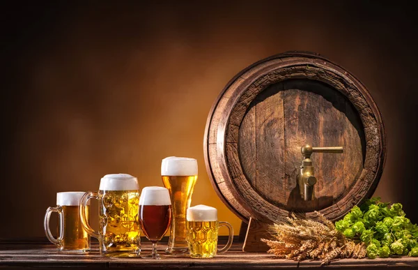 Oktoberfest beer barrel and beer glasses — Stock Photo, Image