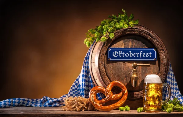 Oktoberfest barril de cerveja e copo de cerveja — Fotografia de Stock