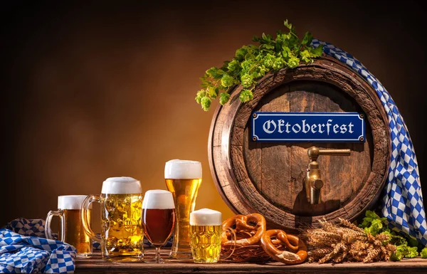 Oktoberfest-Bierfass und Biergläser — Stockfoto