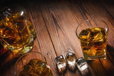 ahşap üzerine viski içecek