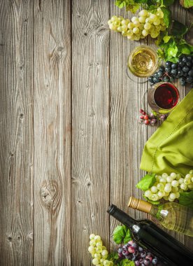 Üzüm ve mantarlar ahşap arka plan üzerinde şarap şişeleri