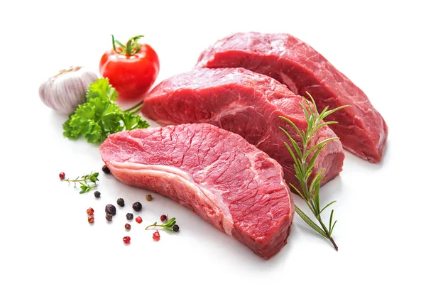 Шматочки сирого смаженого яловичого м'яса з інгредієнтами — стокове фото