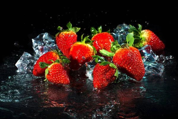 Erdbeeren im Wasserspritzer — Stockfoto