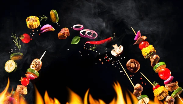 Collage aus gegrillten Fleischspießen und Gemüse — Stockfoto