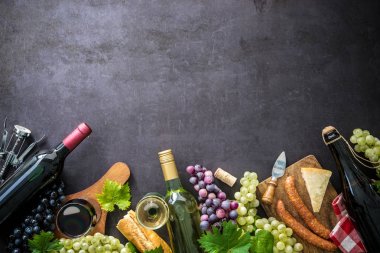 Üzüm, peynir, jambon ve mantar ile şarap şişeleri