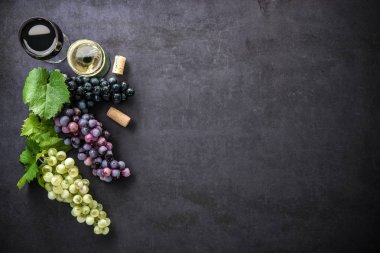 Kadehlerin üzüm ve mantar ile