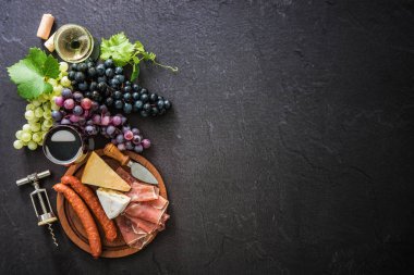 Kadehlerin üzüm, peynir, jambon ve mantar ile