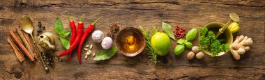 Çeşitli otlar ve baharatlar.