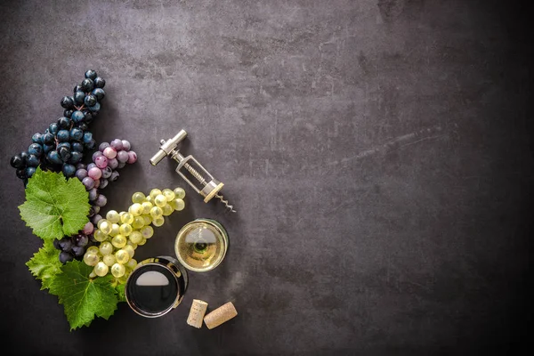 Gafas de vino con uvas y corchos —  Fotos de Stock