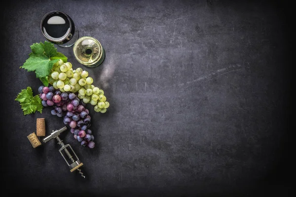 Verres à vin avec raisins et bouchons — Photo