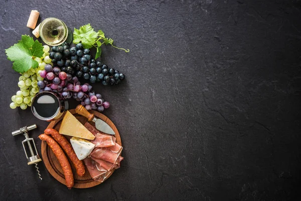 Gafas de vino con uvas, queso, jamón y corcho — Foto de Stock