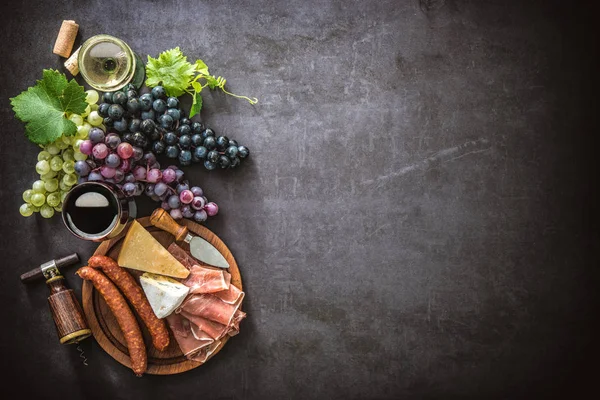 Gafas de vino con uvas, queso, jamón y corcho —  Fotos de Stock