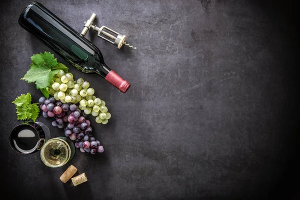 Botella de vino, viñas, uvas y corchos — Foto de Stock