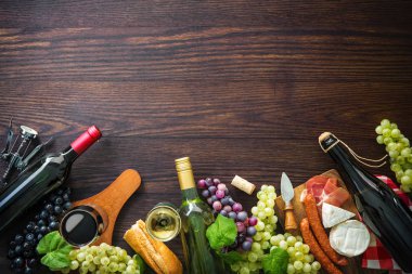 Üzüm, peynir, jambon ve mantar ile şarap şişeleri