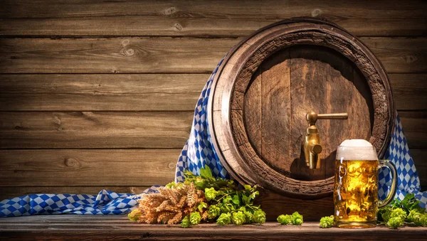 Oktoberfest öl fat och öl glas — Stockfoto