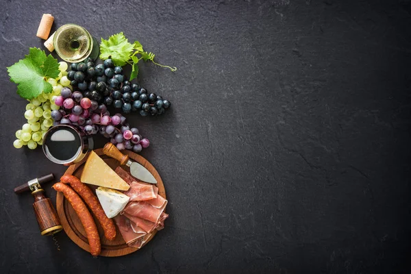 Gafas de vino con uvas, queso, jamón y corcho — Foto de Stock