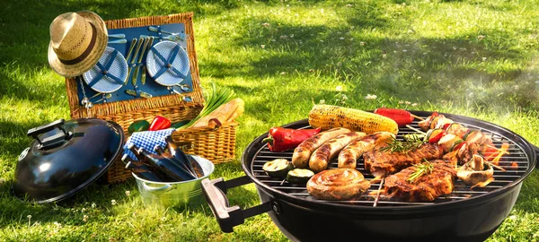 Barbecue picnic su un prato — Foto Stock