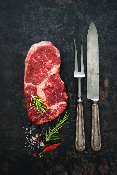 Råa hängmörad nötkött ribeye steak — Stockfoto