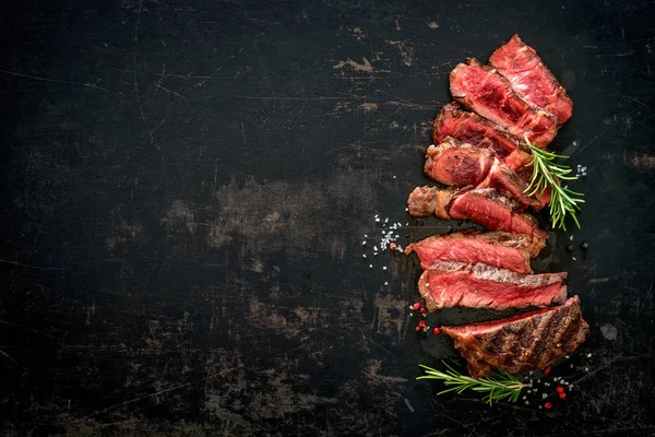 Bistecca di manzo ribeye alla griglia media rara affettata — Foto Stock