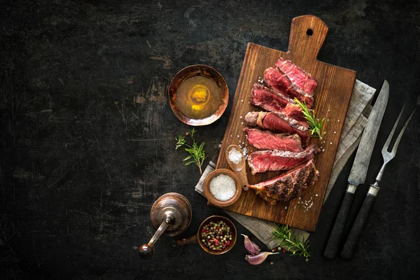 Bistecca di manzo ribeye alla griglia media rara affettata — Foto Stock