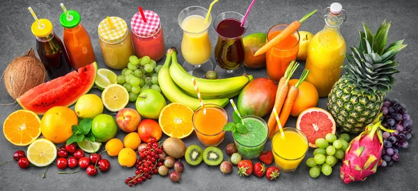 Verschiedene Obst- und Gemüsesäfte — Stockfoto