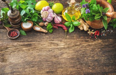 Tahta masada taze otlar ve baharatlar.