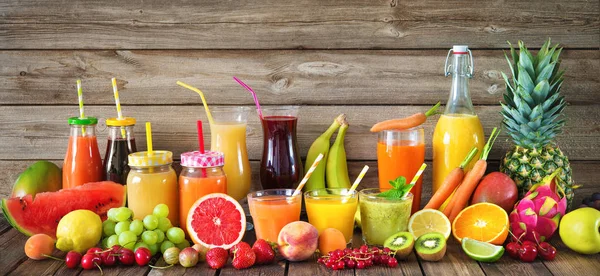 Vários sucos de frutas e legumes — Fotografia de Stock