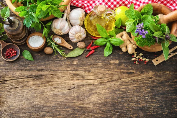 Verse kruiden en specerijen op houten tafel — Stockfoto