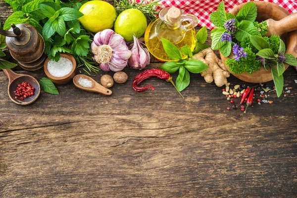 Friss fűszernövények és fűszerek fából készült asztalon — Stock Fotó