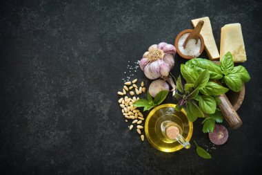 Ev yapımı yeşil fesleğen pesto için malzemeler