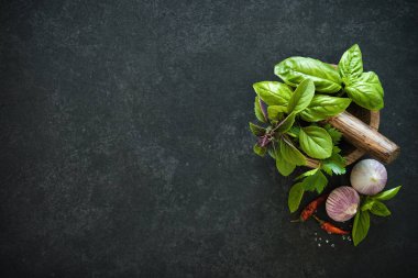 Otlar ve baharatlar siyah taş masada