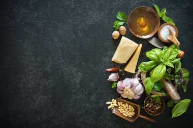 Ev yapımı yeşil fesleğen pesto için malzemeler
