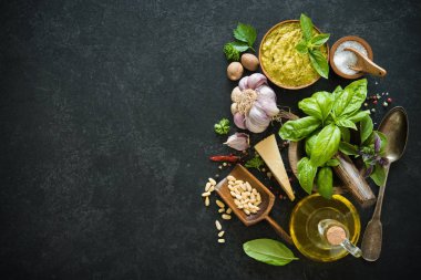 Ev yapımı yeşil fesleğen pesto için malzemeler