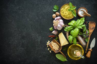 Ev yapımı yeşil fesleğen pesto için malzemeler